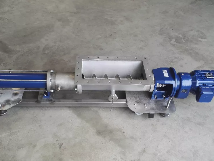 Exzenterschneckenpumpe mit Trichteraufsatz Exzenterschneckenpumpe mit Trichteraufsatz